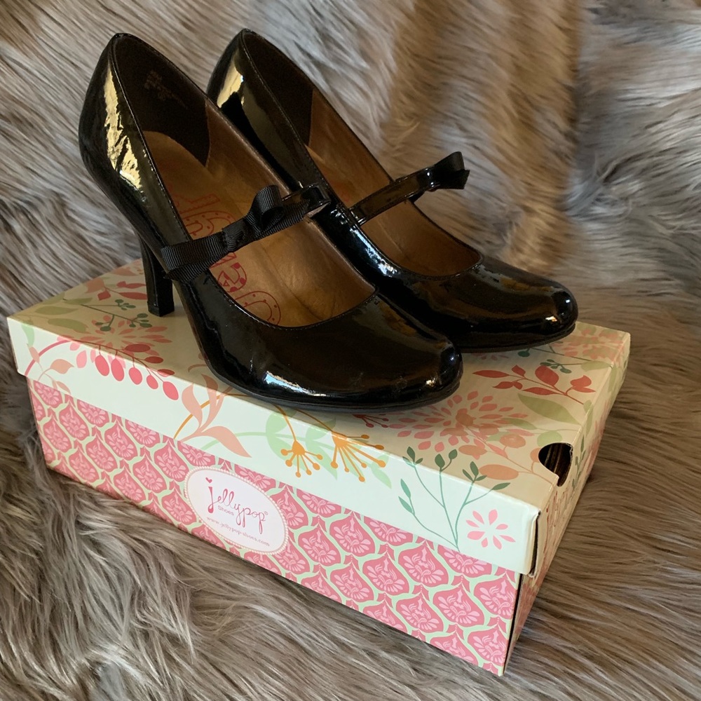 Black patent leather Mary Jane pumps